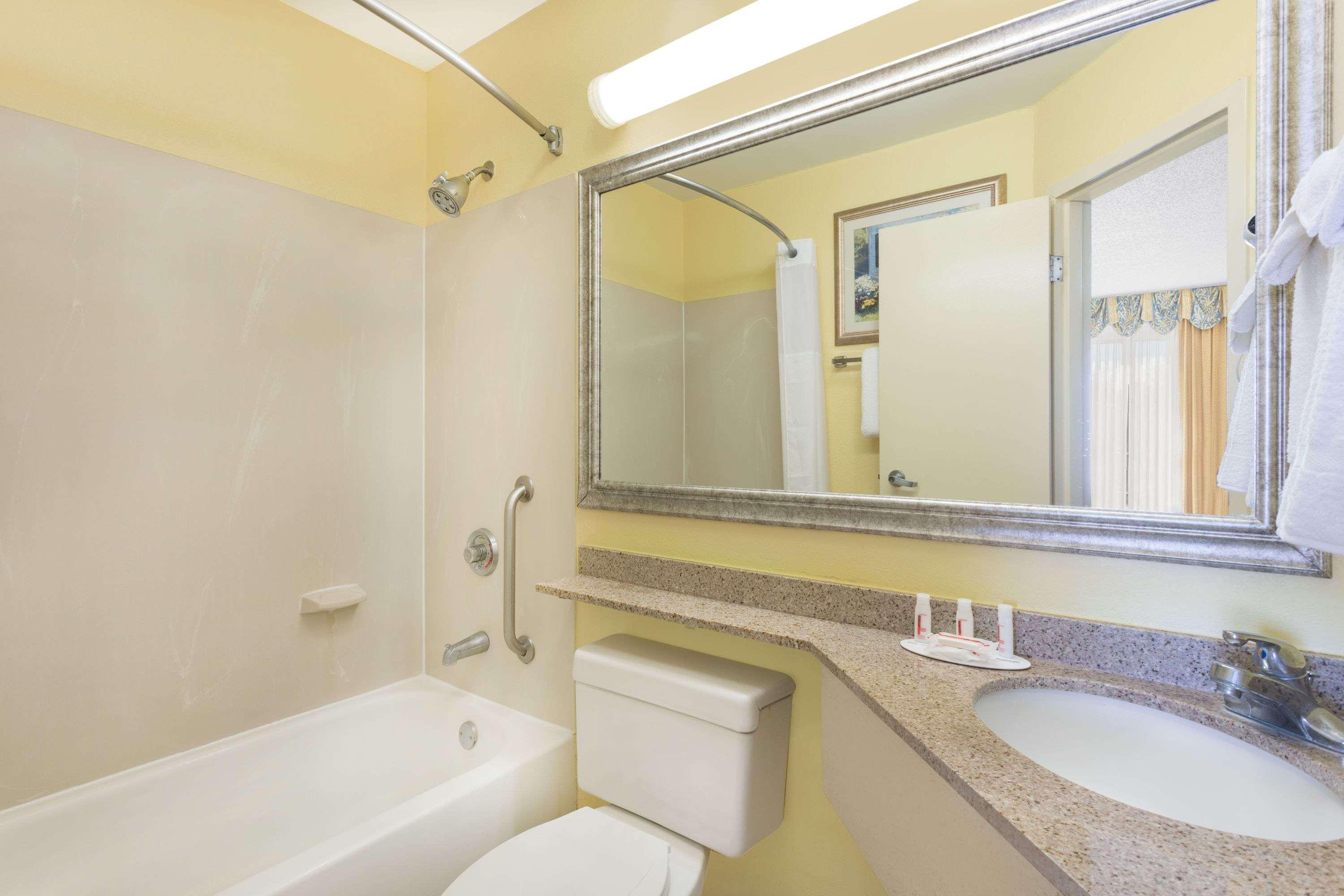 Baymont By Wyndham Savannah Midtown Εξωτερικό φωτογραφία